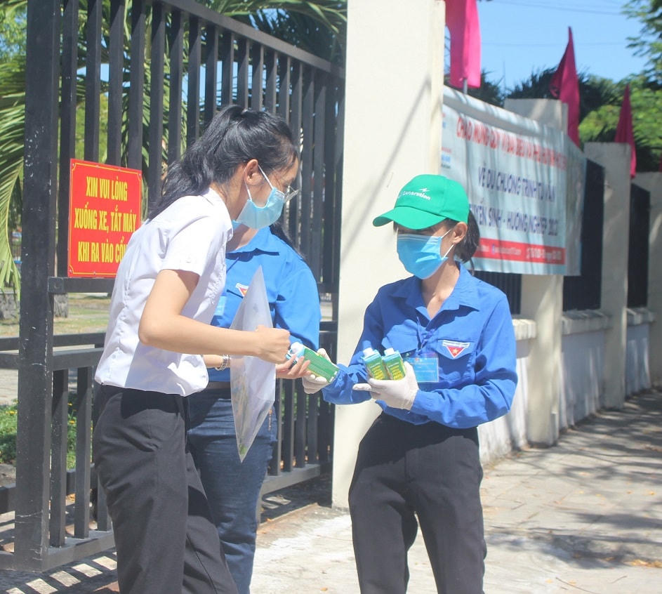 Các tình nguyện viên tặng nước, sữa cho thí sinh.