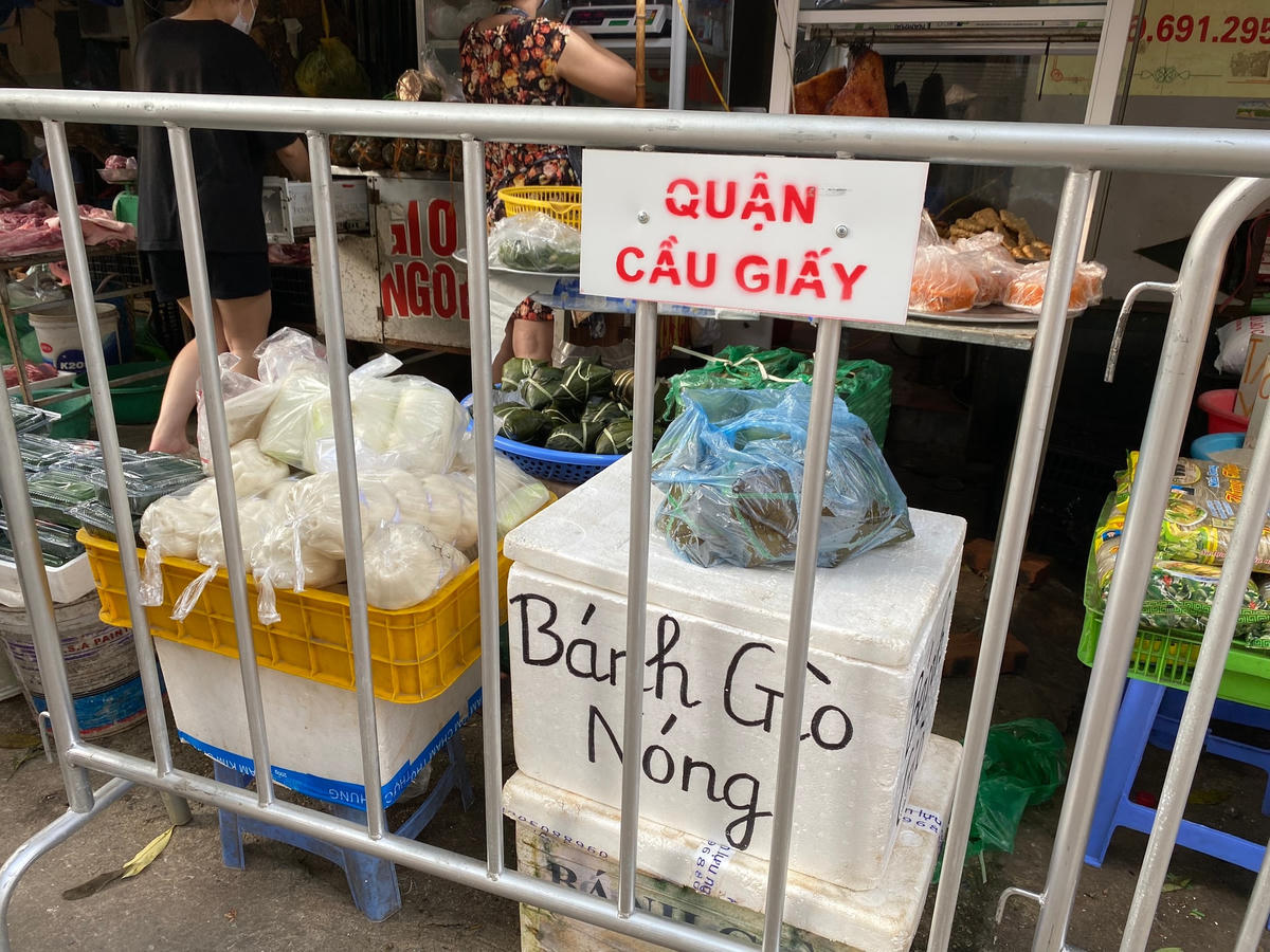 Xôi, bánh chưng, giò chả được bày bán phục vụ nhu cầu của khách trong ngày rằm. 