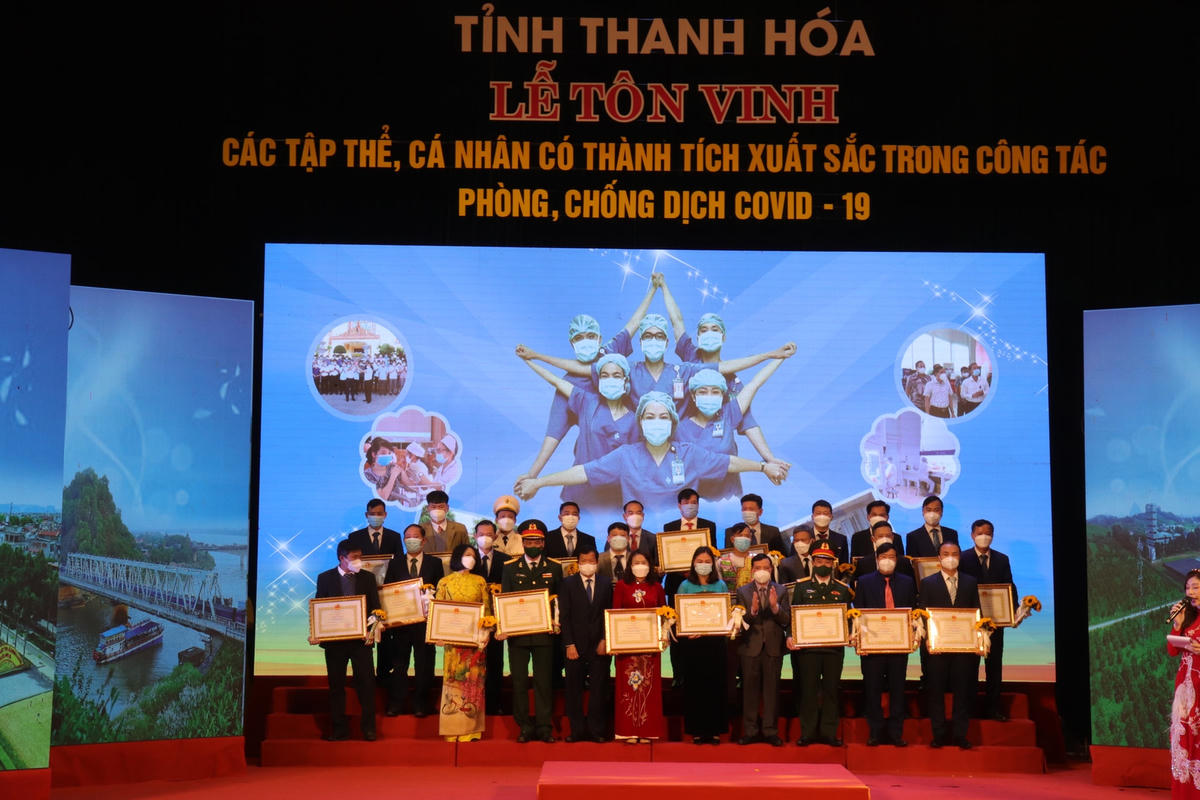 Lãnh đạo Tỉnh uỷ, Uỷ ban MTTQ tỉnh Thanh Hoá trao Bằng khen cho các tập thể có thành tích xuất sắc trong công tác phòng chống dịch Covid-19.