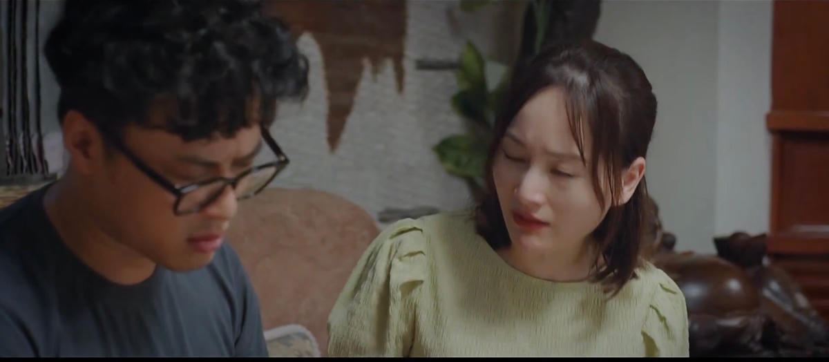 Vân Khánh và chồng nói chuyện về chiếc nhẫn. 