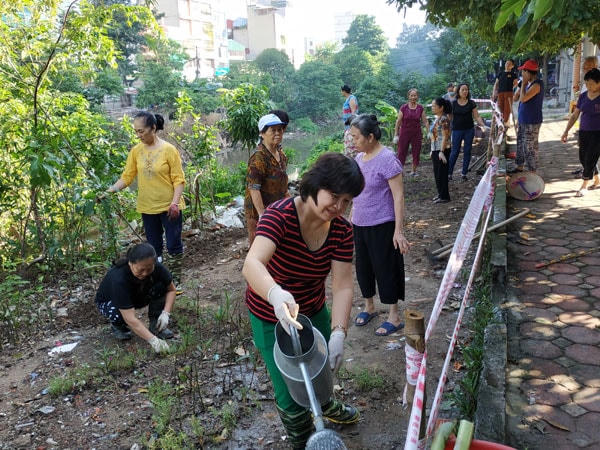 Cán bộ MTTQ phường La Khê (quận Hà Đông, Hà Nội) cùng nhân dân vệ sinh môi trường. Ảnh: Hà Hiền.