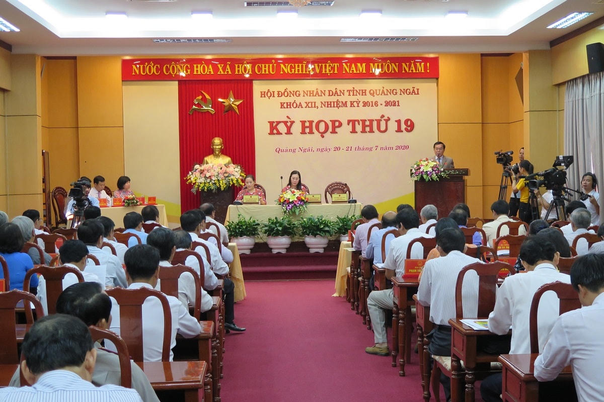 Quang cảnh họp HĐND tỉnh Quảng Ngãi khóa XII.