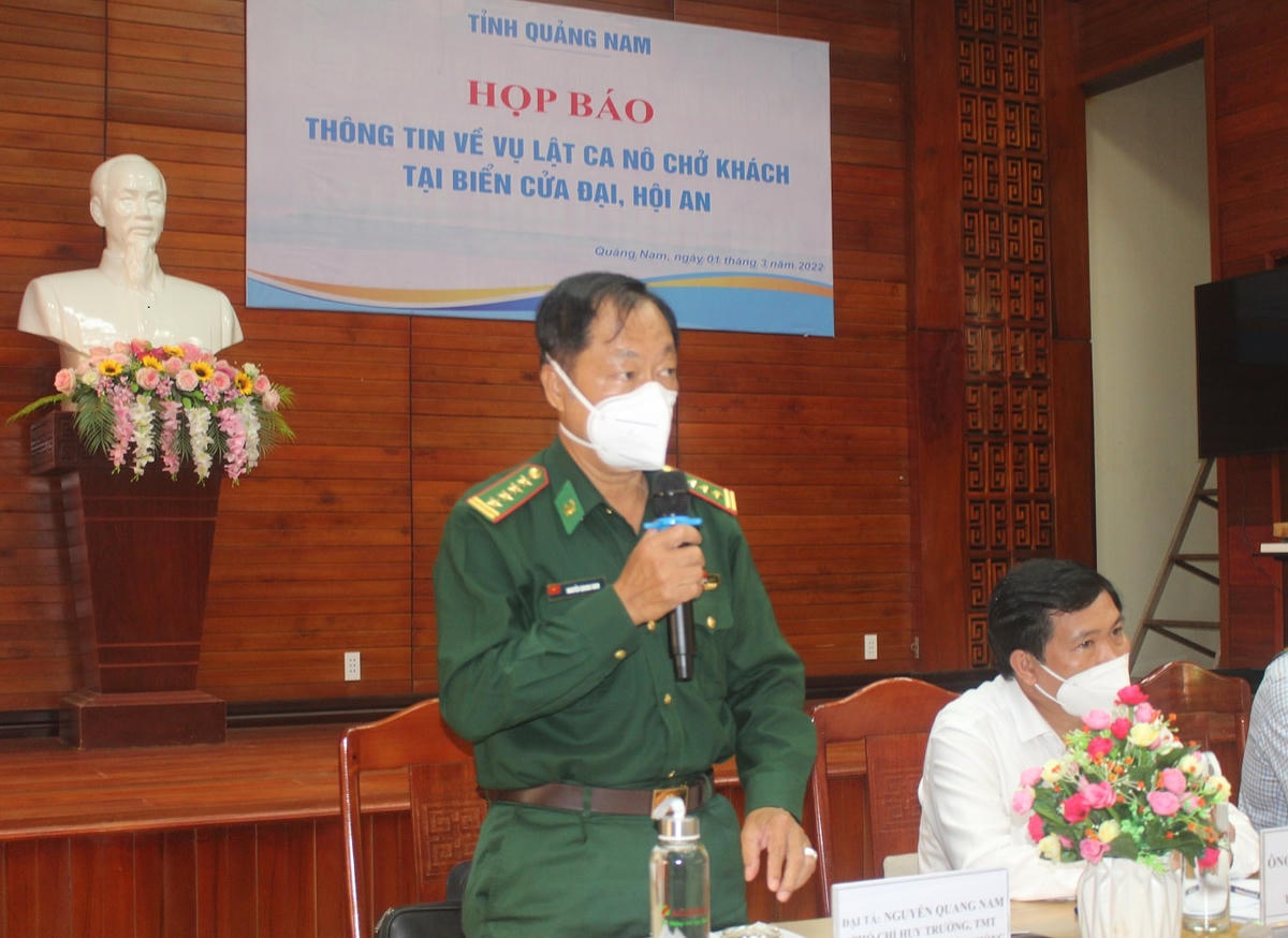 Đại tá Nguyễn Quang Nam trả lời câu hỏi báo chí đặt ra.