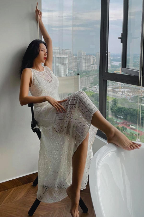 Minh Triệu khoe chân dài miên man.