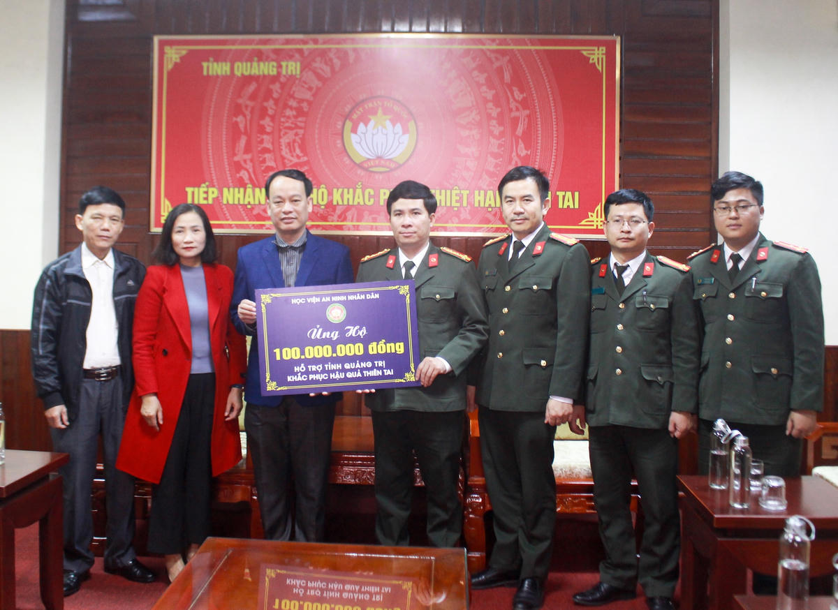 Học viện An ninh nhân dân trao 100 triệu đồng hỗ trợ người dân trên địa bàn tỉnh Quảng Trị khắc phục thiệt hại do bão lũ.