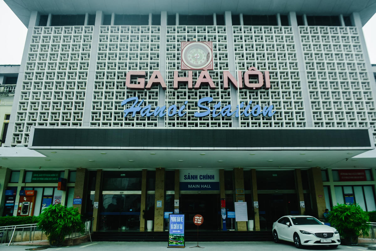 Hôm qua, ngày 15/11, Tổng Công ty Đường Sắt Việt Nam bắt đầu mở bán vé tàu Tết Nhâm Dần. Khách hàng có thể mua trực tiếp tại ga, các điểm bán vé mua trực tuyến hoặc qua tổng đài bán vé.