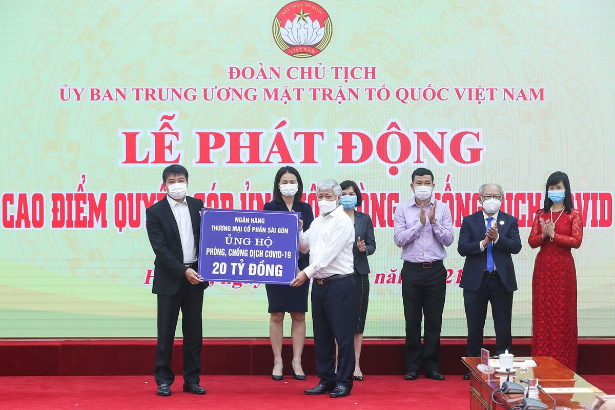 Bí thư Trung ương Đảng, Chủ tịch UBTƯ MTTQ Việt Nam Đỗ Văn Chiến tiếp nhận 20 tỷ đồng từ Ngân hàng Thương mại Cổ phần Sài Gòn ủng hộ phòng, chống dịch Covid-19.
