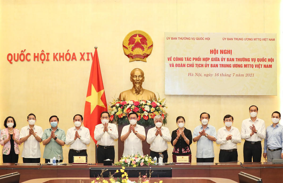 Các đại biểu chụp ảnh lưu niệm tại Hội nghị.
