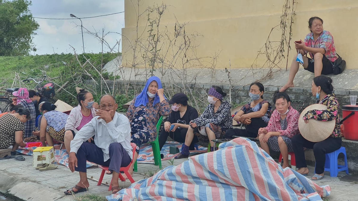 Nguyên nhân, những ngày qua người dân phường Tiền Phong, nơi nhà máy xử lý rác, đã tập trung chặn các xe rác, không cho đưa rác vào xử lý. Họ cáo buộc nhà máy xử lý rác gây ô nhiễm, ảnh hướng nghiêm trọng tới cuộc sống của họ.