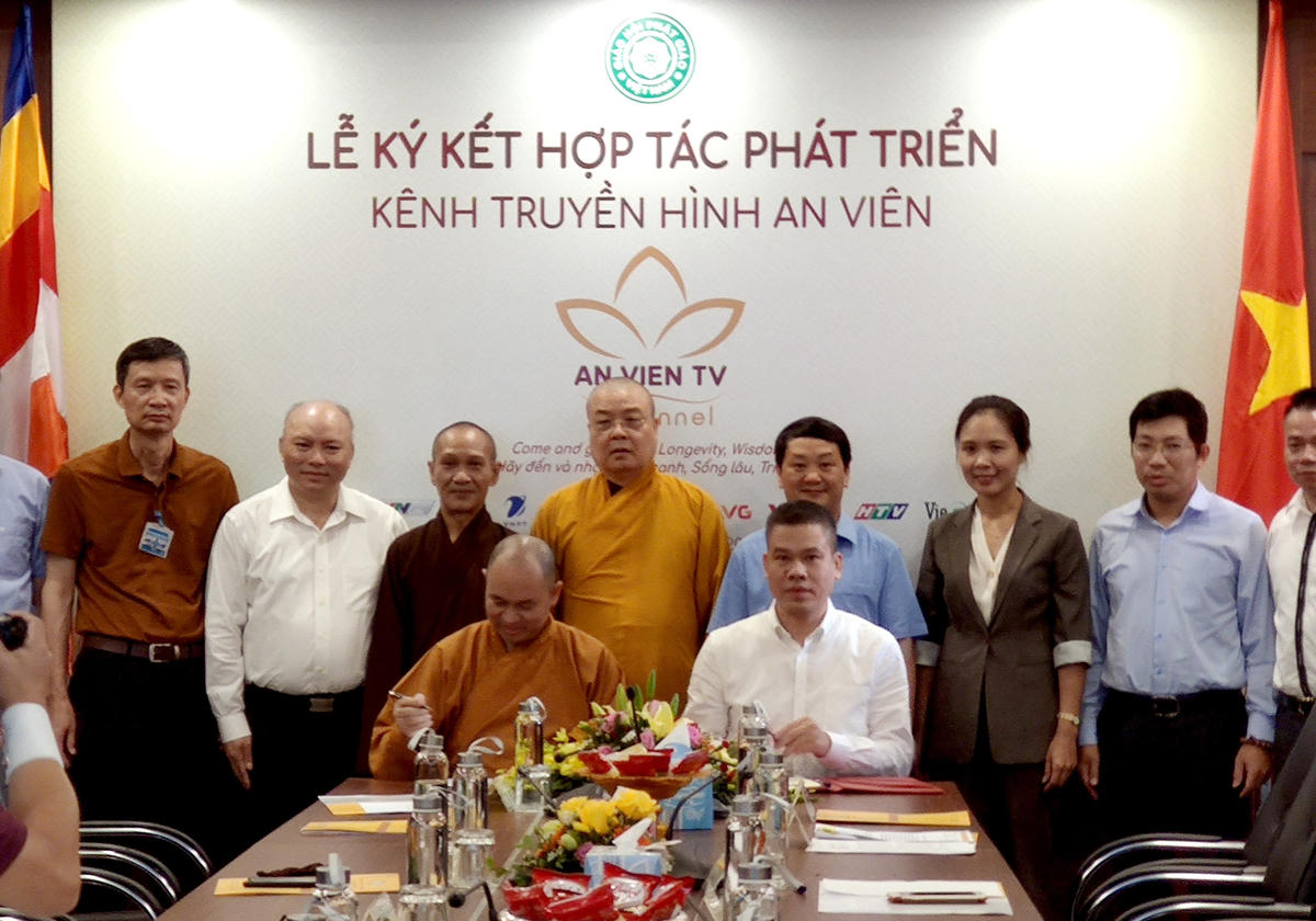 Các đại biểu tham gia ký kết hợp tác phát triển kênh truyền hình An Viên.