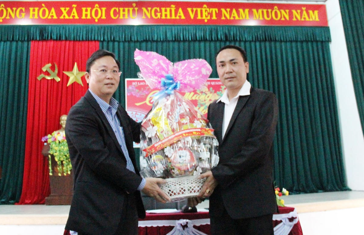 Ông Lê Trí Thanh tặng quà cho cán bộ cơ sở cai nghiện.