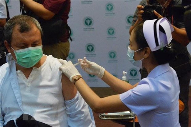 Nhân viên y tế tiêm vaccine ngừa Covid-19 cho người dân tại Bangkok, Thái Lan.  