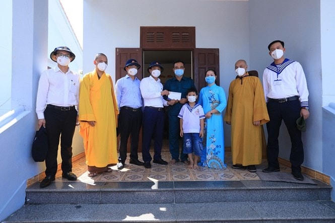 Đoàn công tác UBTƯ MTTQ Việt Nam thăm, tặng quà các hộ dân trên đảo Trường Sa.