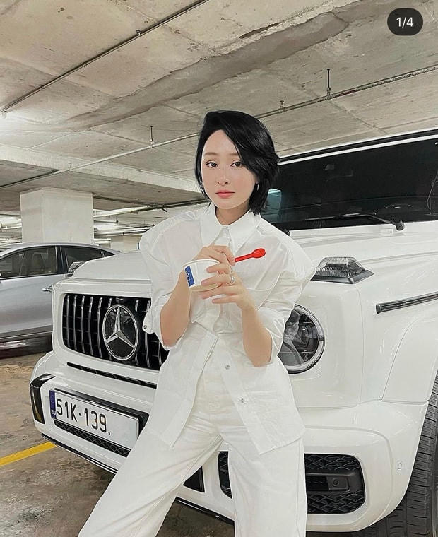 Ca sĩ Hiền Hồ cùng Mercedes-AMG G63.
