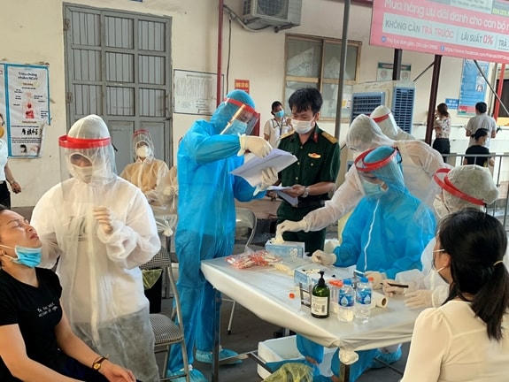 Tiến hành lấy mẫu cho công nhân tại Công ty cổ phần may xuất khẩu Hà Phong (Bắc Giang).