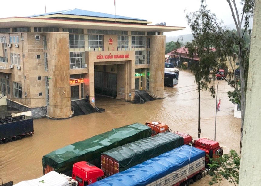 Nước lũ trên nguồn đổ về làm ngập khu vực Cửa khẩu Hoành Mô, huyện Bình Liêu, tỉnh Quảng Ninh lúc 7h sáng ngày 15/10.