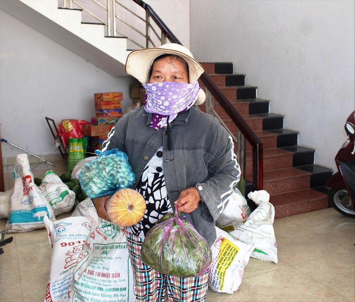 Người dân đem lương thực đến nơi ủng hộ.