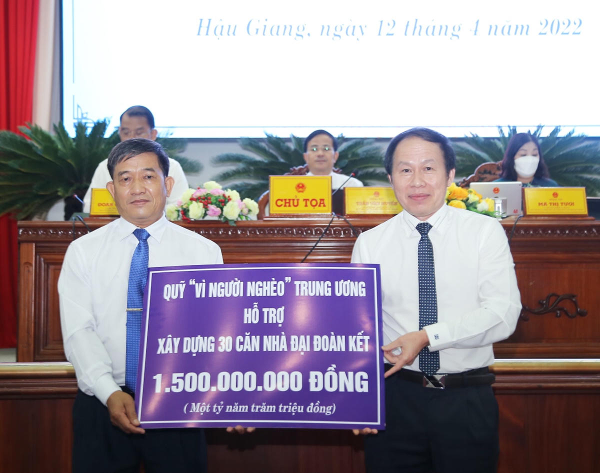 Phó Chủ tịch - Tổng Thư ký Lê Tiến Châu trao 30 căn nhà Đại đoàn kết cho tỉnh Hậu Giang.