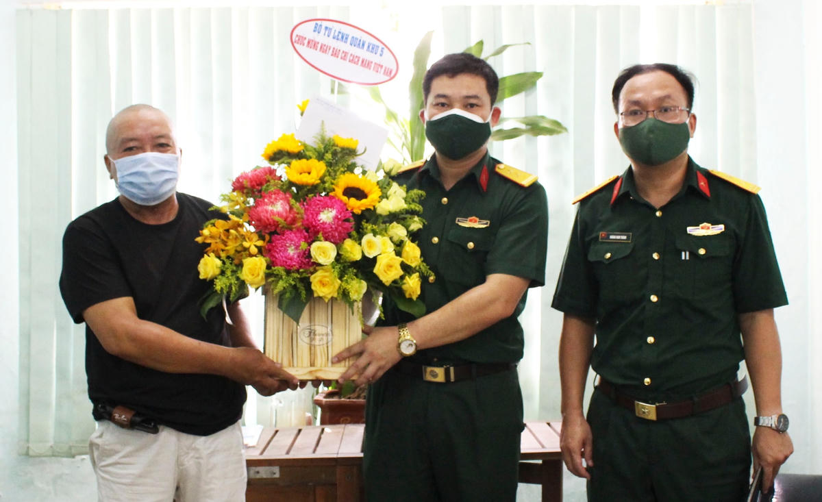 Trung tá Võ Minh Tường, Phó Trưởng phòng Tuyên huấn Quân khu 5, chúc mừng Văn phòng báo Đại Đoàn Kết tại Đà Nẵng nhân ngày 21/6. Ảnh: Báo Quân khu 5.