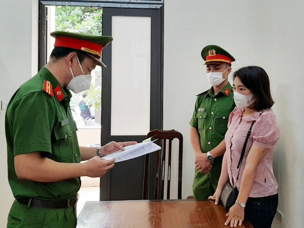 Tống đạt quyết định khởi tố bị can đối với Đỗ Thị Thương.