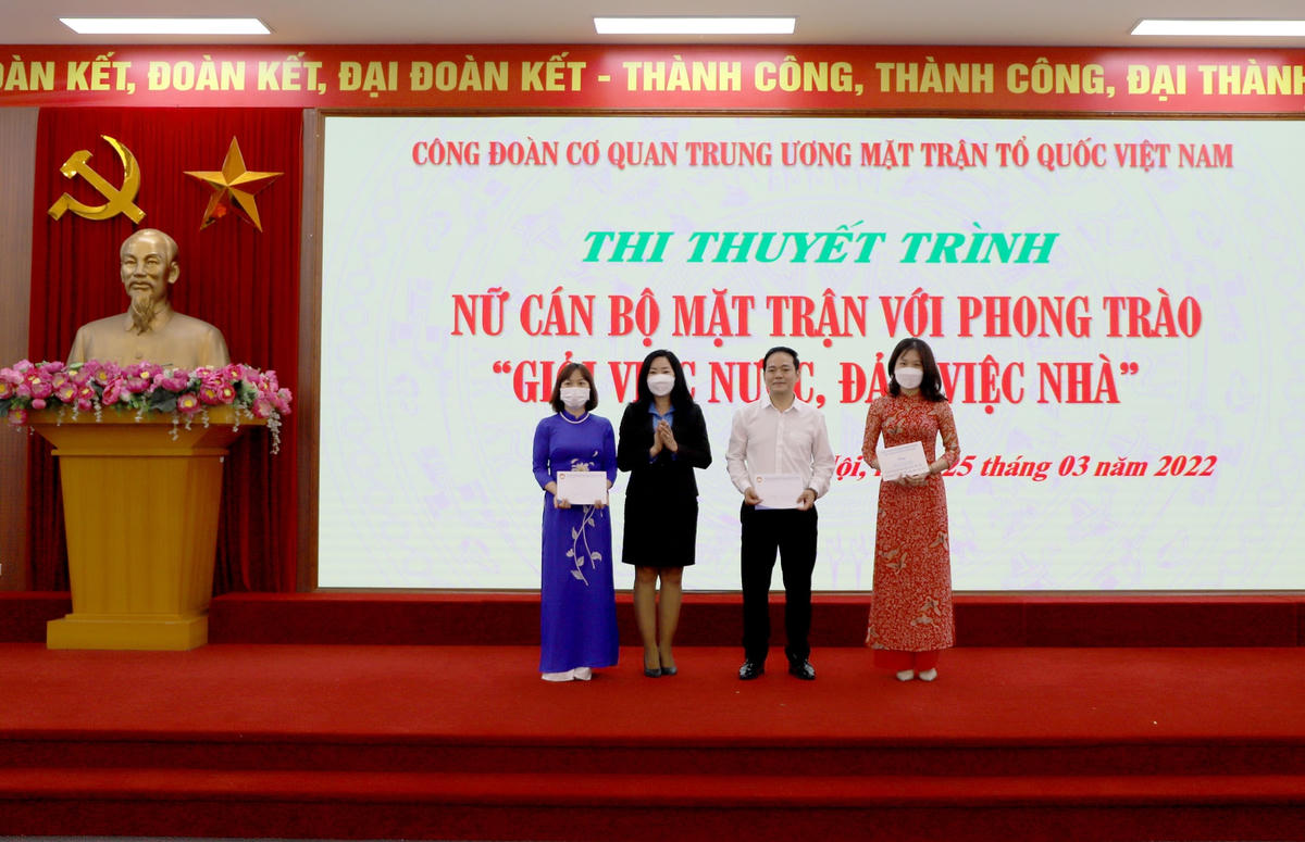 Ban Tổ chức trao Giải bình chọn cho Công đoàn các Ban, đơn vị.