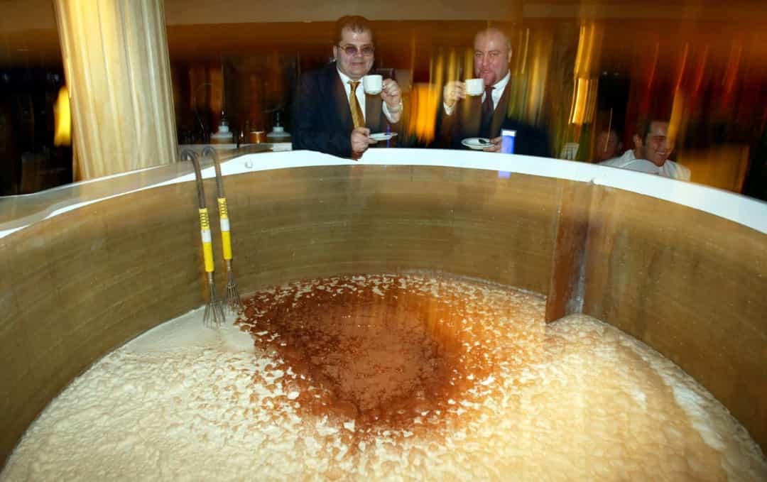 Tại Verona, vào năm 2002, Ettore Diana và Luca Braguti đã pha ly cà phê cappuccino lớn nhất thế giới, sử dụng 1.000 lít sữa và 500 lít cà phê trong một chiếc “cốc” cao 2,1 m và đường kính 2 m.  