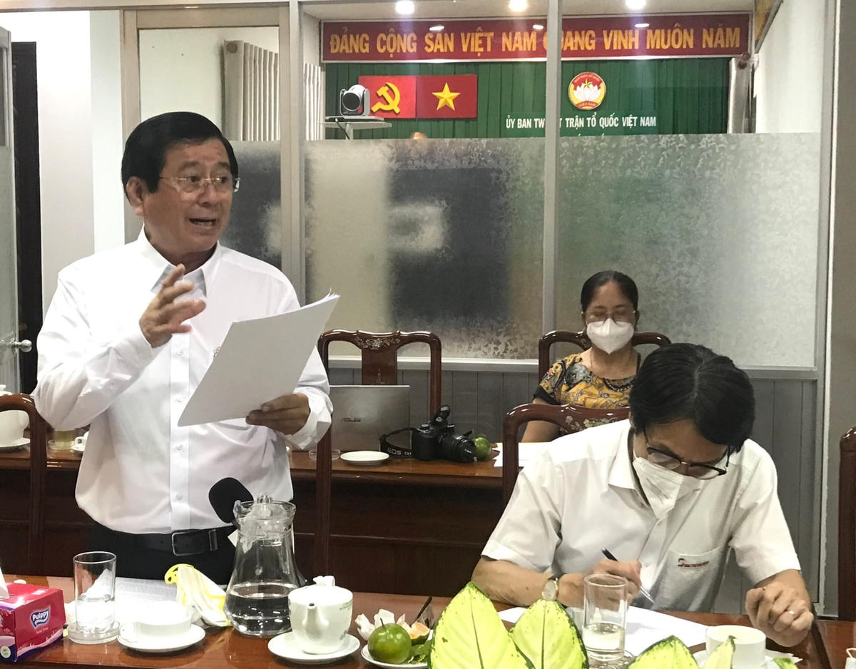 Một đại biểu phản ánh dư luận và đóng góp ý kiến tại hội nghị.
