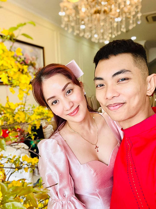 Khánh Thi diện áo dài cách tân, 'đọ sắc' với mẹ chồng đại gia và em chồng trong ảnh kỷ niệm mùng Một Tết Tân Sửu.