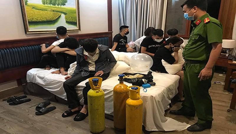 Các đối tượng cùng tang vật.