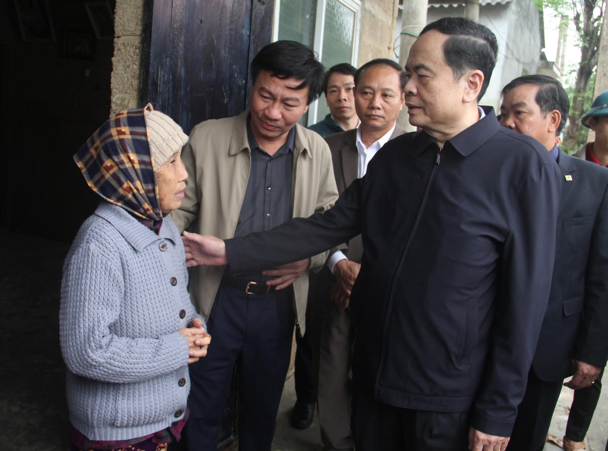 Chủ tịch Trần Thanh Mẫn thăm hỏi và chia sẻ những khó khăn, mất mát với người dân xã Triệu Thành.