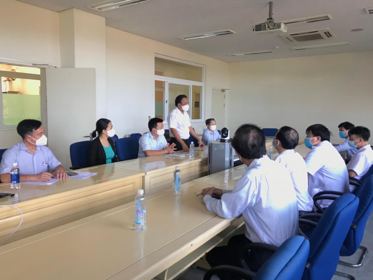 TS Mai Văn Mười thăm hỏi các y, bác sĩ BVĐK TƯ Quảng Nam.