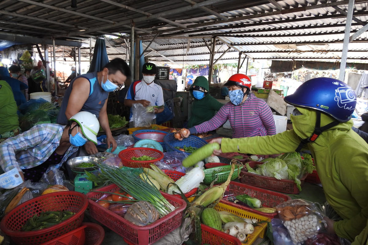 Tấp nập người mua rau củ quả về tích trữ tại chợ dân sinh ở đường Kinh Dương Vương, quận Liên Chiểu. Ảnh Bình Nguyên.