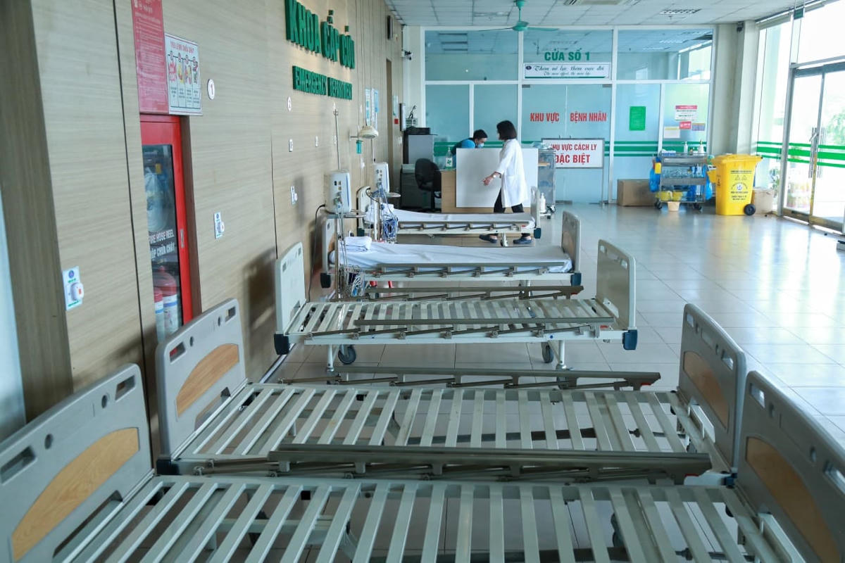 [ẢNH] Đón người Việt từ&nbsp;Guinea Xích đạo về Bệnh viện bệnh Nhiệt đới Trung ương