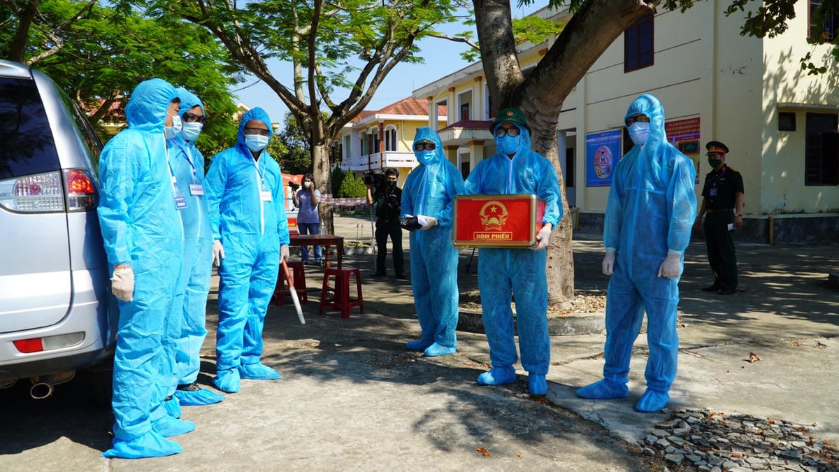 Di chuyển thùng phiếu đến khu cách ly.