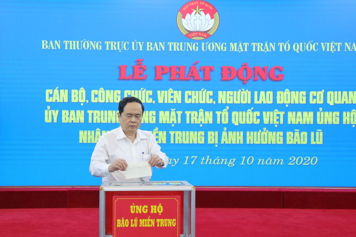 Chủ tịch Trần Thanh Mẫn ủng hộ đồng bào miền Trung bị bão lũ