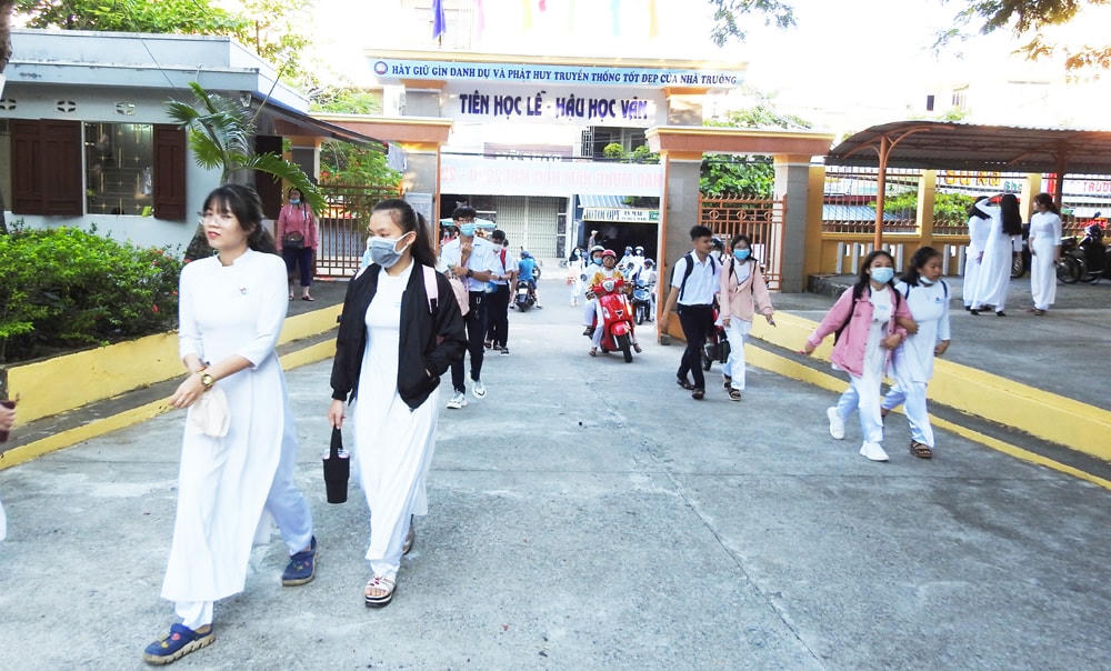 Học sinh trường THPT Thái Phiên (quận Thanh Khê) phấn khởi trong ngày đầu tiên trở lại trường. Ảnh: Bình Nguyên.