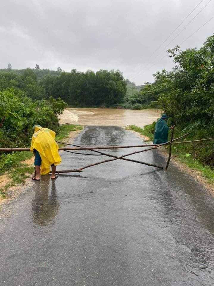 Nhiều đập tràn trên địa bàn huyện Thanh Chương đang bị nước dâng cao do mưa lớn.