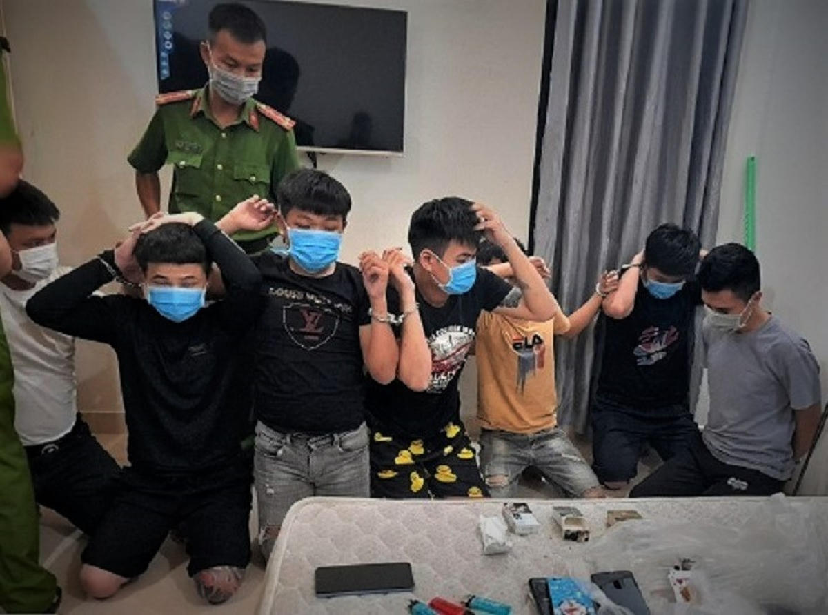 Nhóm thanh niên sử dụng ma túy trong homestay. (Ảnh CA cung cấp)
