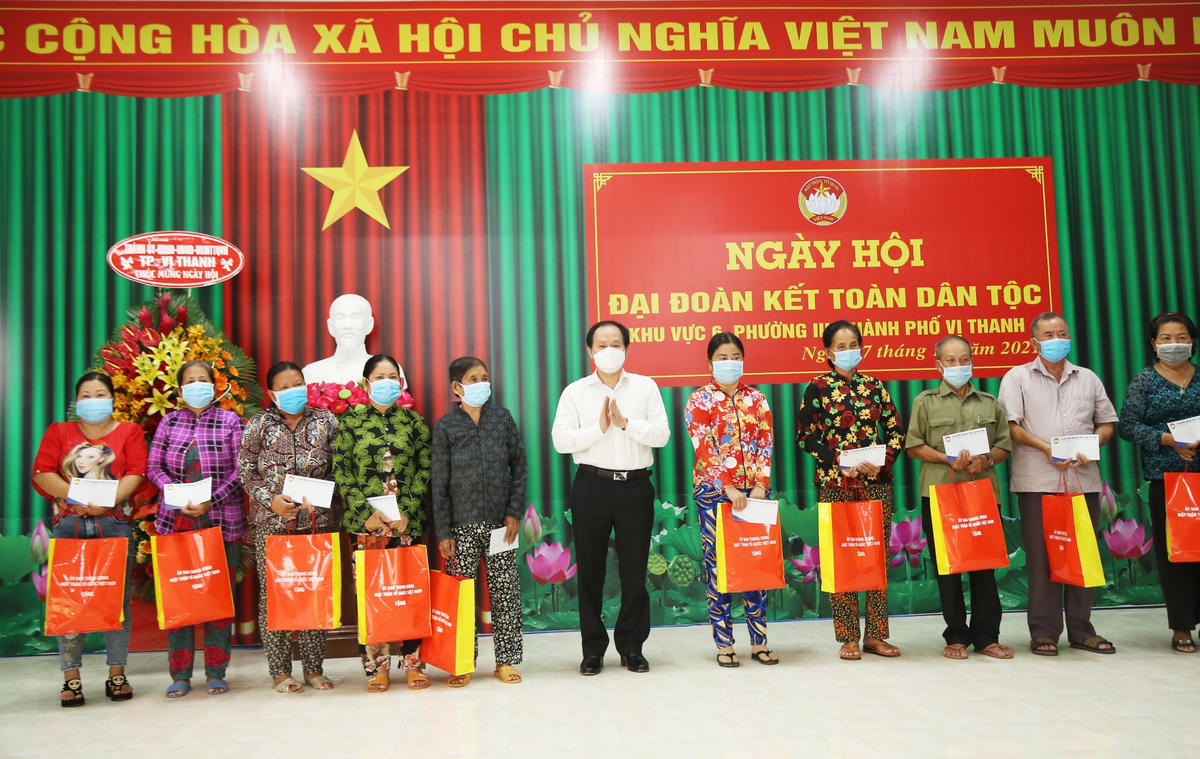 Phó Chủ tịch - Tổng thư ký UBTƯ MTTQ Việt Nam Lê Tiến Châu trao quà cho bà con tại Ngày hội Đại đoàn kết toàn dân tộc ở TP Vị Thanh, Hậu Giang. 