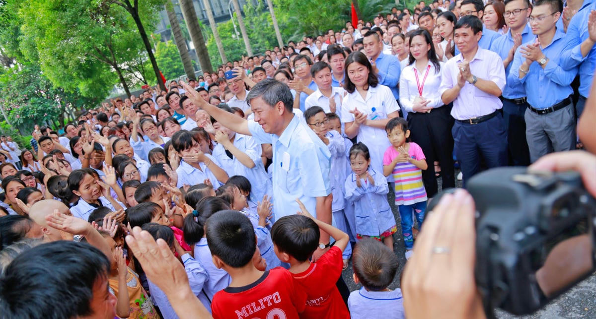 GS Nguyễn Anh Trí trong buổi chia tay xúc động với các bệnh nhân và nhân viên của Viện Huyết học và Truyền máu Trung ương ngày 29/9/2017.  