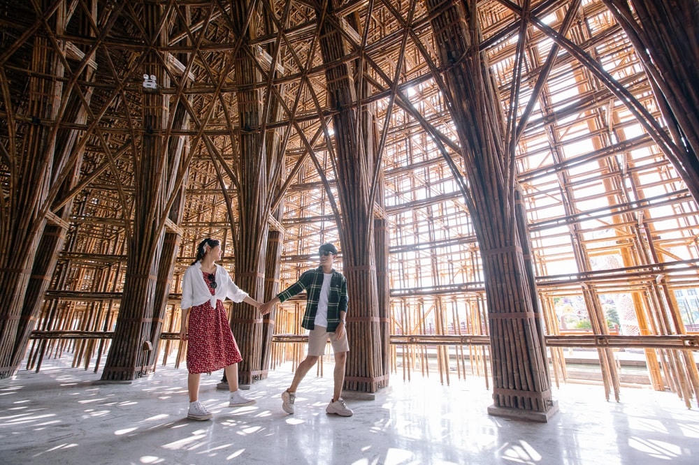 Bên trong Nhà tre khổng lồ, không khí mát lành bên trong nhờ khả năng “điều hòa” độc đáo của kiến trúc và chất liệu.
