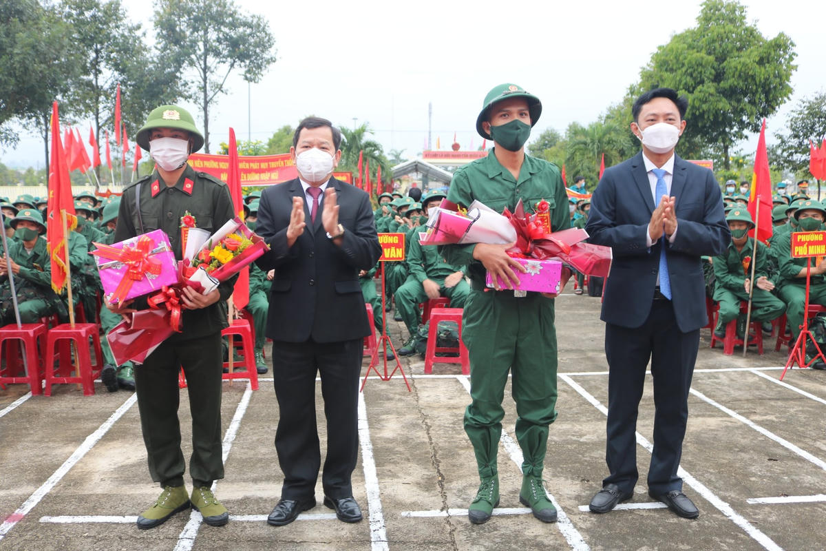 Chủ tịch UBND tỉnh Quảng Ngãi Đặng Văn Minh (thứ 2 bên trái vào) tặng hoa cho tân binh.