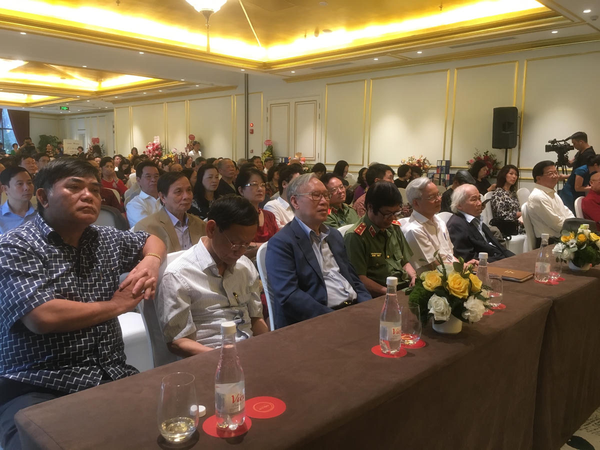 Khách mời dự buổi lễ.