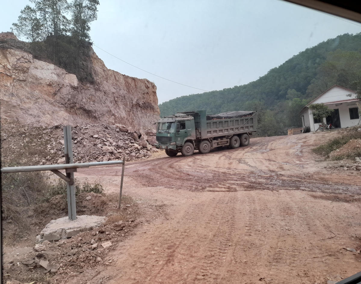 Mỏ đất Quốc Kỳ tại Núi Rùa, tiểu khu 6, thị trấn Nham Biền, huyện Yên Dũng.