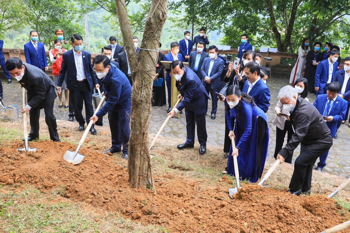 Chủ tịch UBTƯ MTTQ Việt Nam Đỗ Văn Chiến dâng hương tại Nhà tưởng niệm Chủ tịch Hồ Chí Minh tại Khu di tích lịch sử - sinh thái ATK Định Hóa, Thái Nguyên.