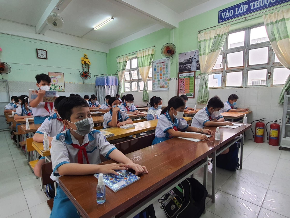 Thực hiện nghiêm khuyến cáo 5K trong quá trình dạy và học, hạn chế tối đa việc giao tiếp giữa các lớp trong cùng khối, giữa các khối  với nhau.