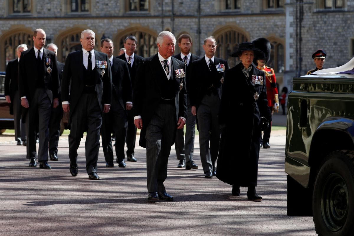 Thái tử Charles, Công chúa Anne và các thành viên của Hoàng gia Anh đi sau xe tang trong khuôn viên Lâu đài Windsor.