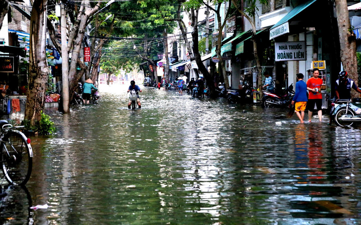 Có những tuyến đường nước ngập thành sông.