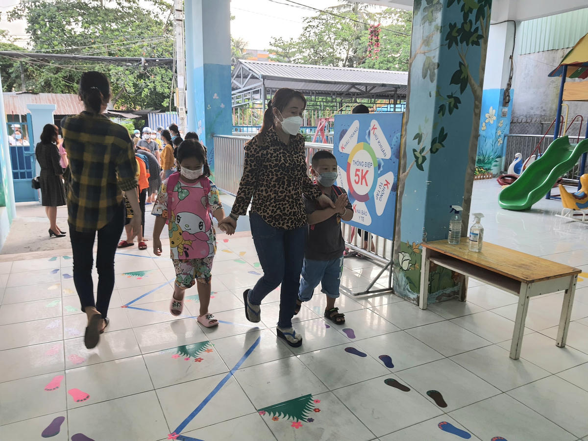 Trường đã phân công các giáo viên túc trực trước cổng phân luồng, bố trí rửa tay sát khuẩn, đo thân nhiệt, hướng dẫn các trẻ vào vào lớp.