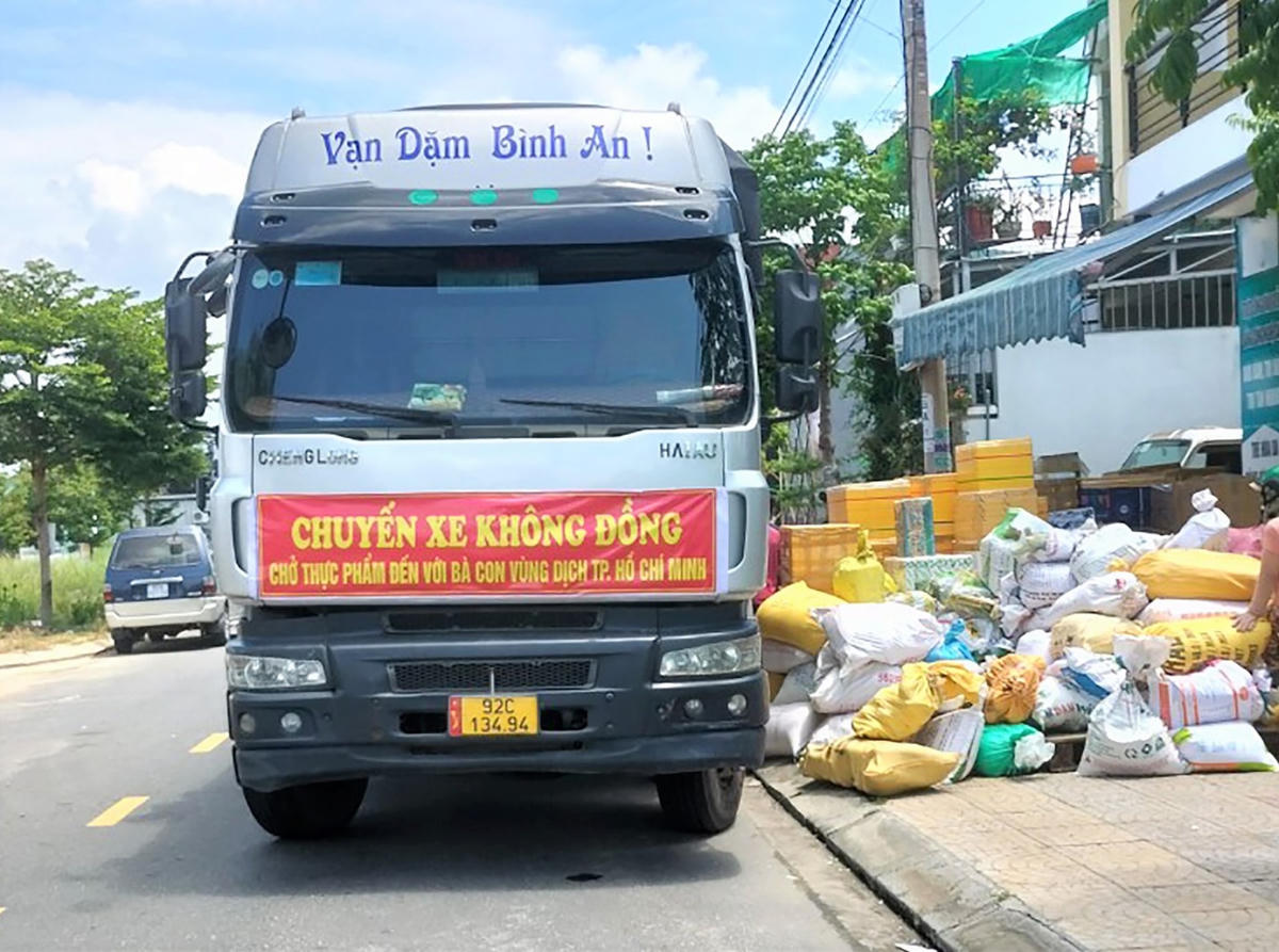 Quảng Nam vận chuyển thực phẩm ủng hộ cho nhân dân TP HCM. Ảnh CTV.